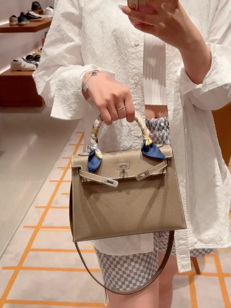 Model carrying Replica Hermes Kelly 25cm Etoupe Epsom Leather with Silver Hardware