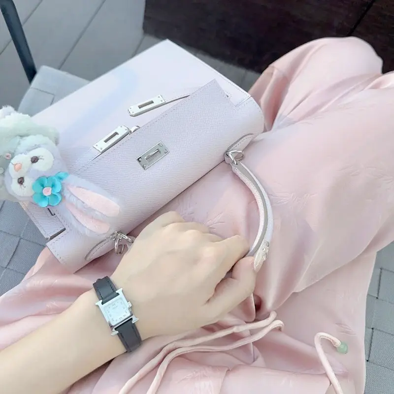 Model carrying Replica Hermes Kelly 25cm Mauve Pale Epsom Leather bag
