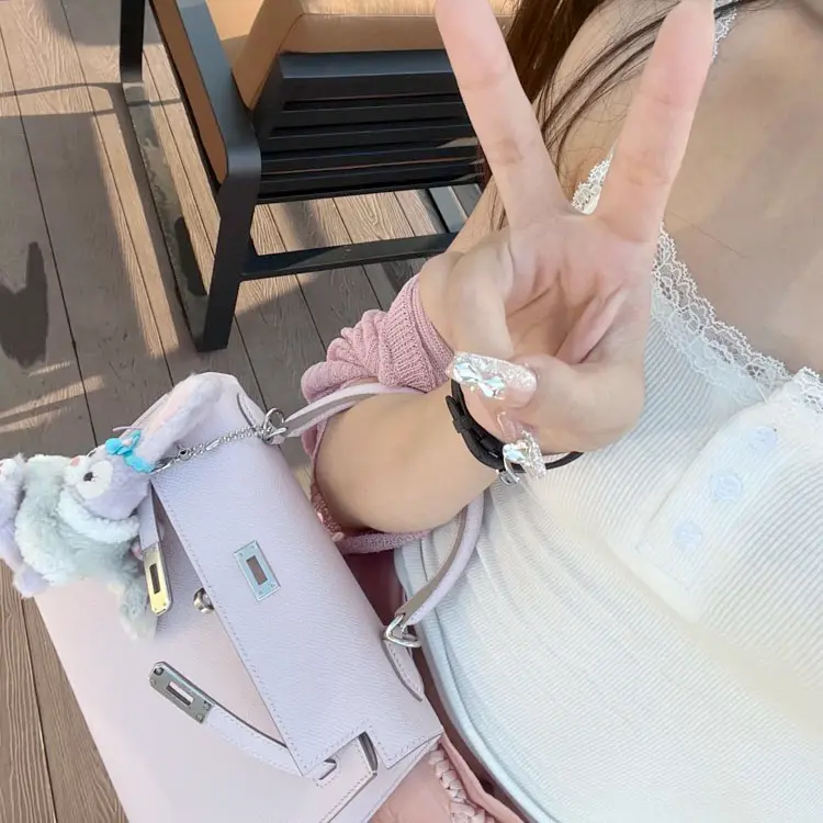 Street style fashion with Replica Hermes Kelly 25cm Mauve Pale Epsom bag