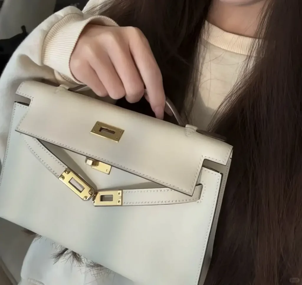 Woman Carrying White Replica Hermes Kelly 22cm Bag in City