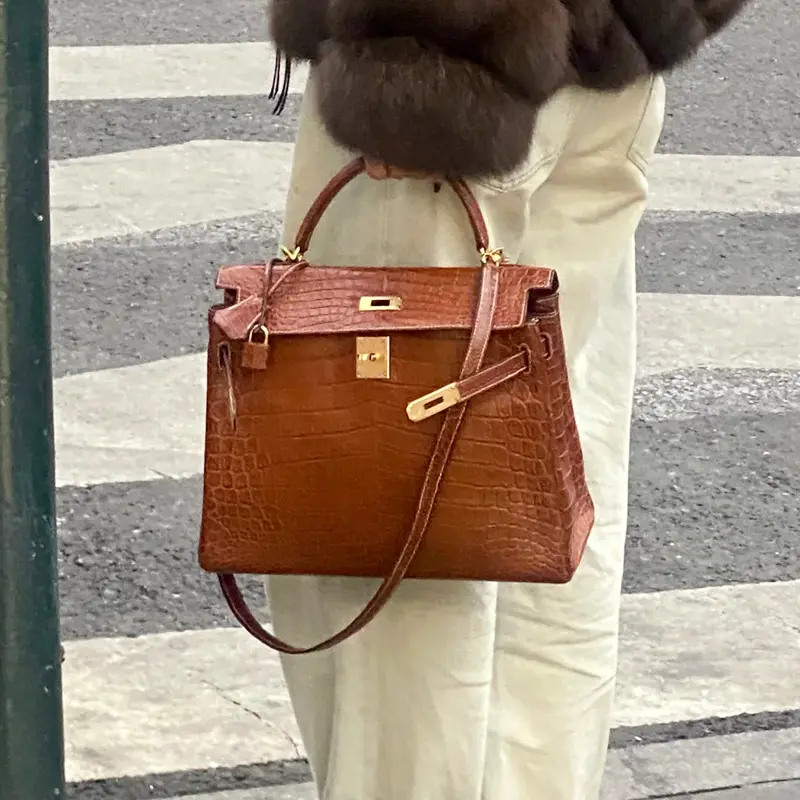 Luxury replica Hermes Kelly 32cm Crocodile leather handbag carried in street style