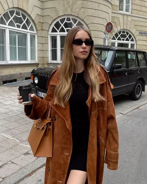 Woman wearing replica Hermes Kelly 32cm bag in Epsom leather with shoulder strap