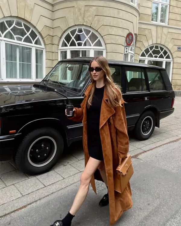 Model carrying replica Hermes Kelly 32cm Epsom bag by top handle