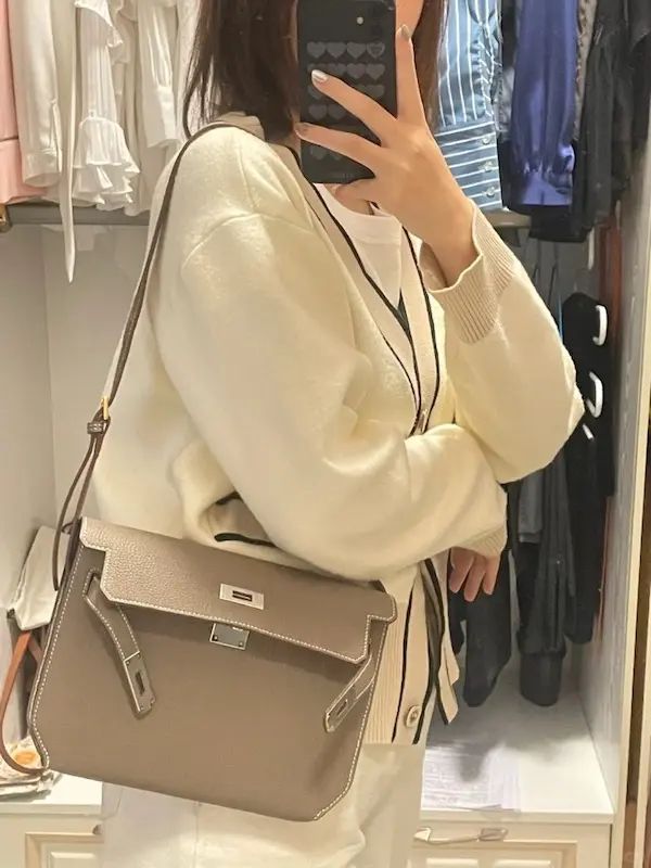 Woman styling Replica Hermes Kelly Depeches 25 Pouch in Etoupe Grey calfskin leather