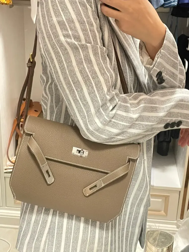 Closeup of replica Hermes Kelly 25 Depeches pouch in Etoupe Grey calfskin leather