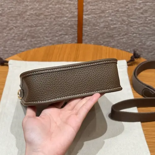 Base construction of Etoupe Hermes Evelyne 16 replica bag bottom view