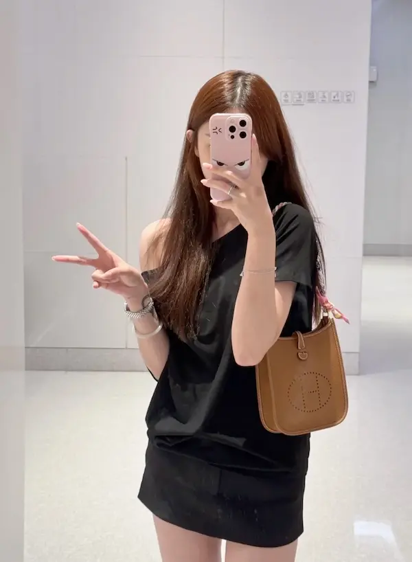 Gold brown Evelyne TPM replica worn crossbody with summer outfit