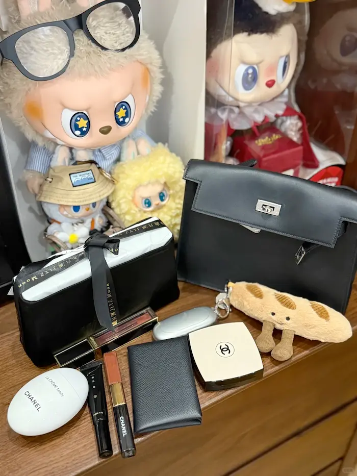 Premium Black Hermes Kelly Danse Replica Size & Style Showcase Noir Black Replica Hermes Kelly Danse displayed on marble table with luxury accessories