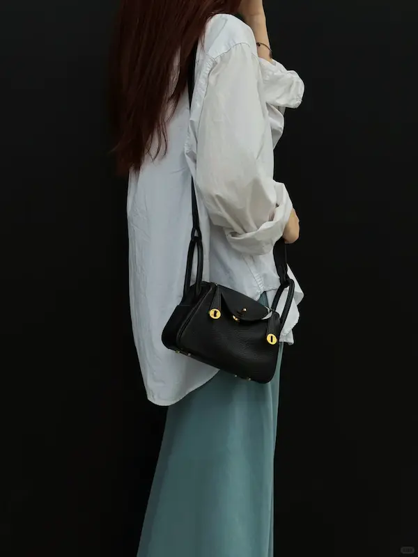 Fashion blogger wearing replica Hermes Lindy 19 crossbody in black