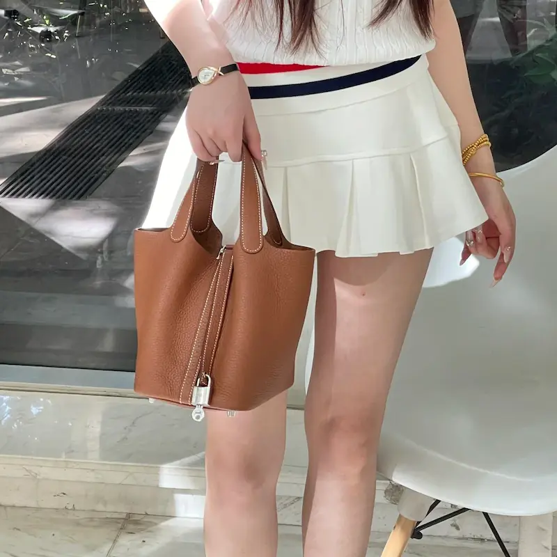 Woman styling Gold Brown Replica Hermes Picotin Lock 18 bag casually