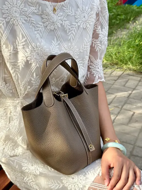 Stylish woman carrying Elephant Gray replica Hermes Picotin Lock 18 bag