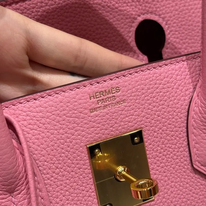 How To Spot A Fake Replica Handbag Store Bag: Close-up of Genuine Hermes Logo Embossing Stamp